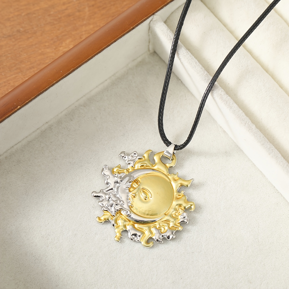 Women's Vintage Sun and Moon Pendant Necklace — Mysterious Style